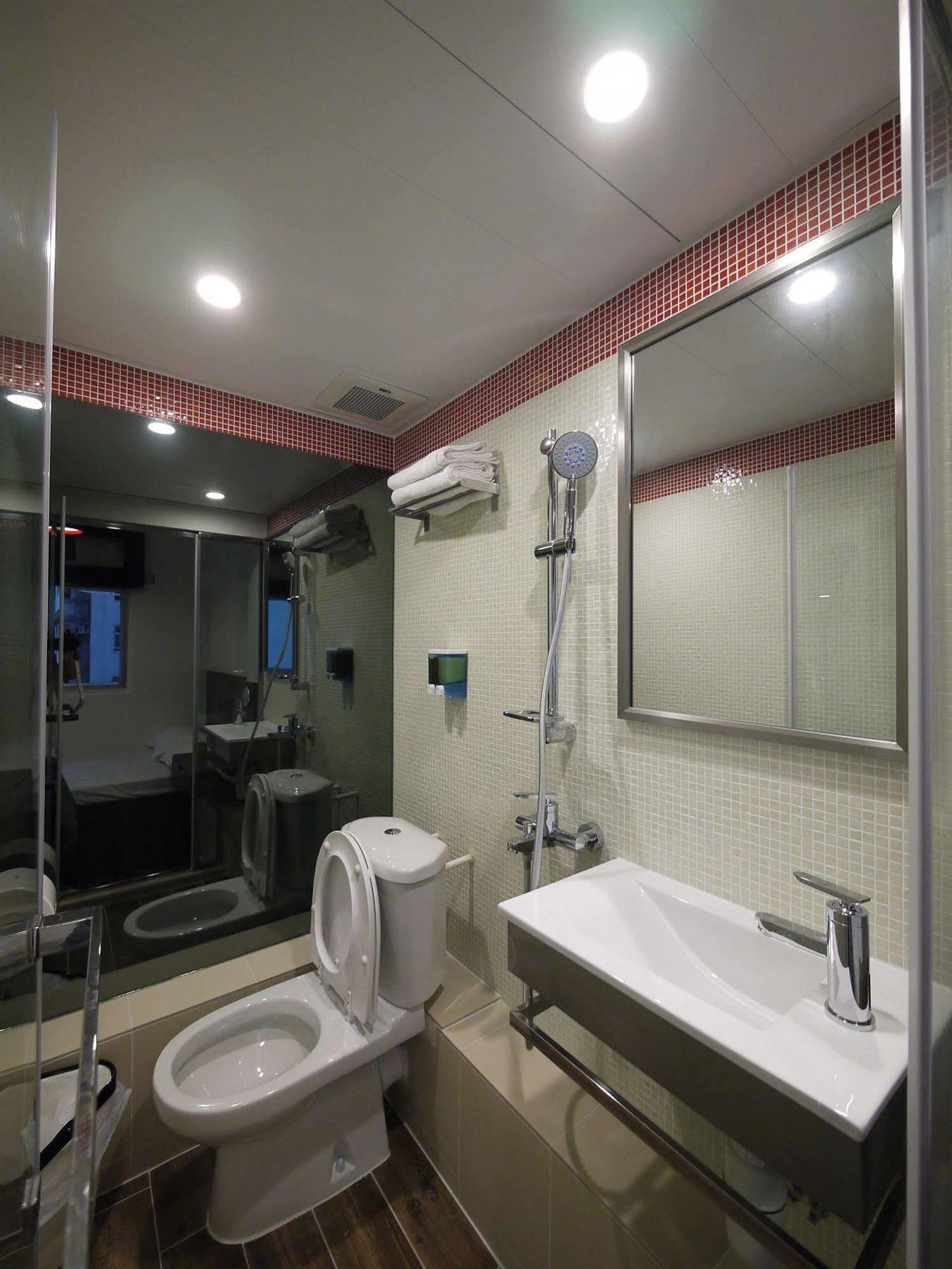 Panda'S Hostel - Hot Dog Bus Hong Kong Exterior photo