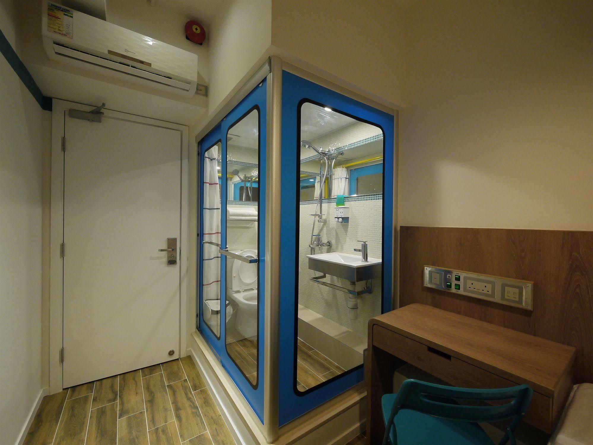 Panda'S Hostel - Hot Dog Bus Hong Kong Exterior photo