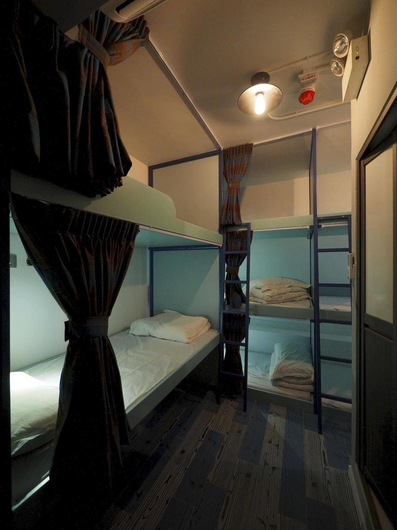 Panda'S Hostel - Hot Dog Bus Hong Kong Exterior photo