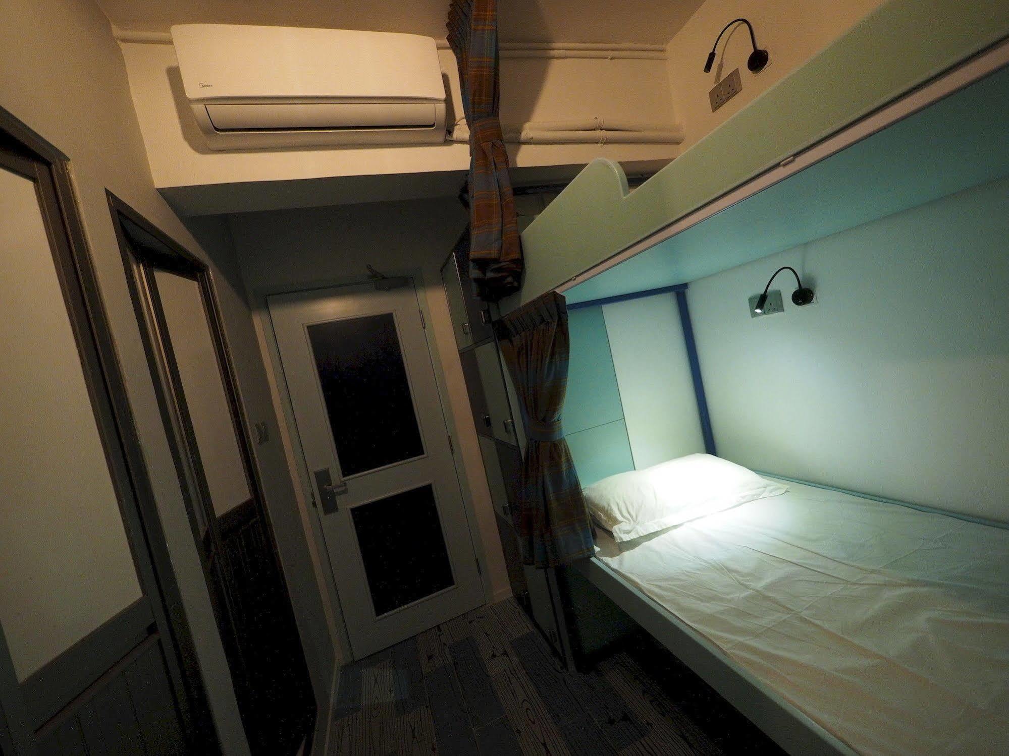 Panda'S Hostel - Hot Dog Bus Hong Kong Exterior photo
