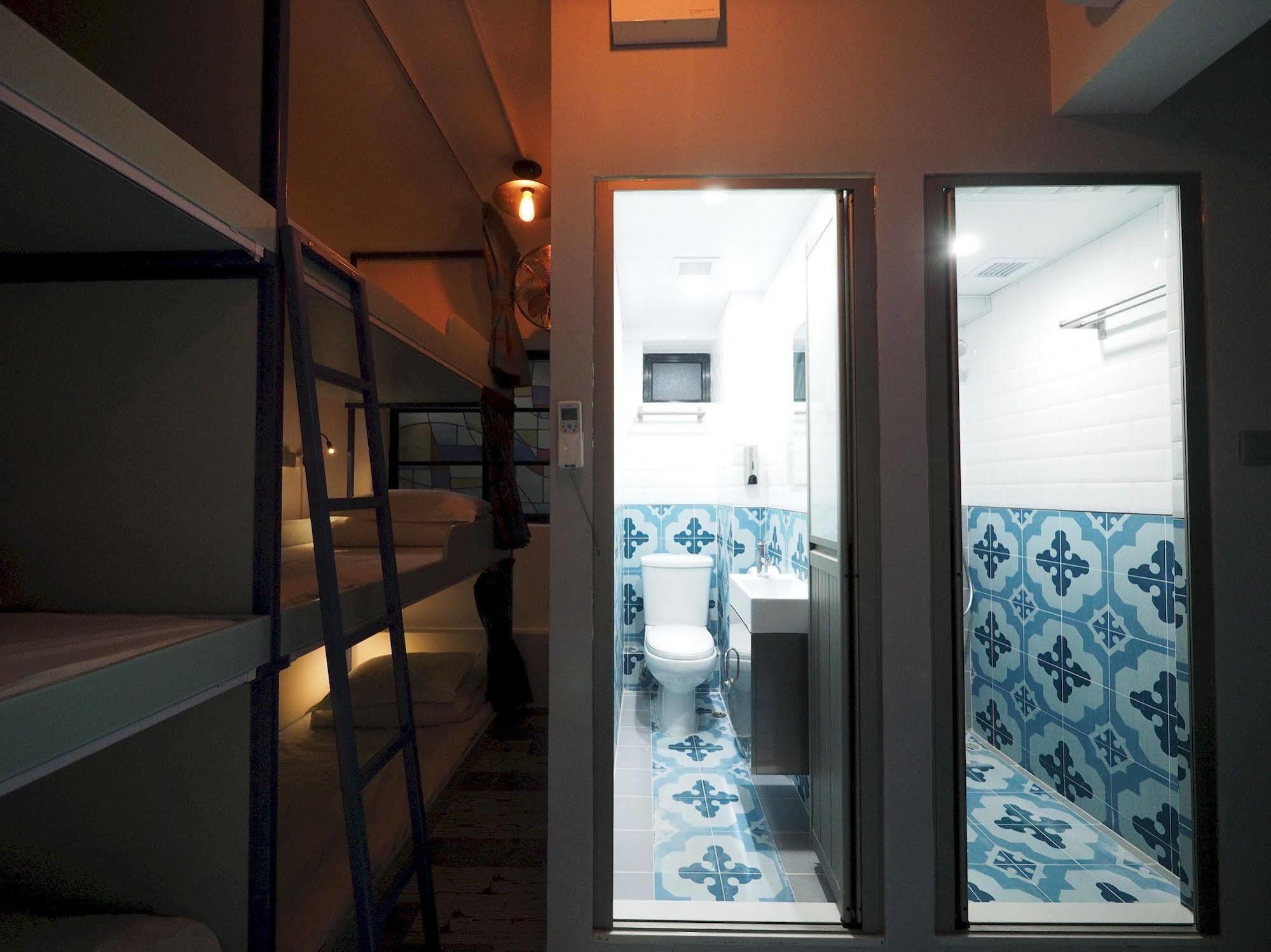 Panda'S Hostel - Hot Dog Bus Hong Kong Exterior photo